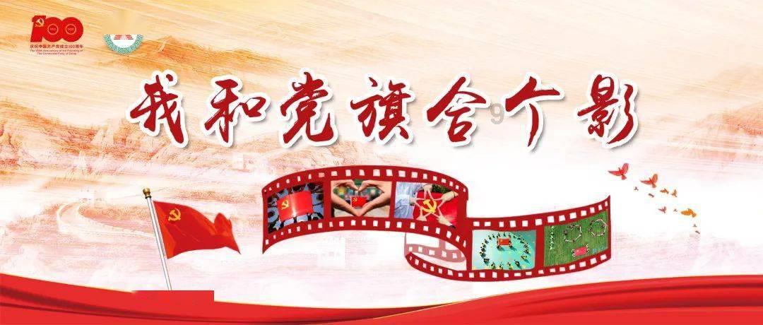大雪纷飞,两位老人在雪中蹒跚前行,热心男子开车路过主动停车询问并送老人回家